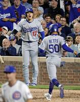 　カブス戦の７回、フリーマンの二塁打で生還し、ベッツ（50）を迎えるドジャース・大谷＝シカゴ（共同）