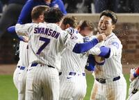 　ドジャース戦の10回、ハップがサヨナラ打を放ち、歓喜の輪に加わるカブス・鈴木（右端）＝シカゴ（共同）