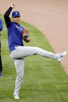 　キャッチボールするドジャース・大谷＝シカゴ（共同）