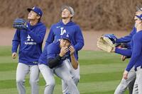 　打撃練習の打球が当たりそうになり、体をかがめるドジャース・大谷＝シカゴ（共同）
