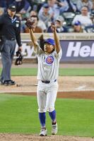 　ドジャース戦の６回、右翼手の好捕に両手を上げ喜ぶカブス・今永＝シカゴ（共同）