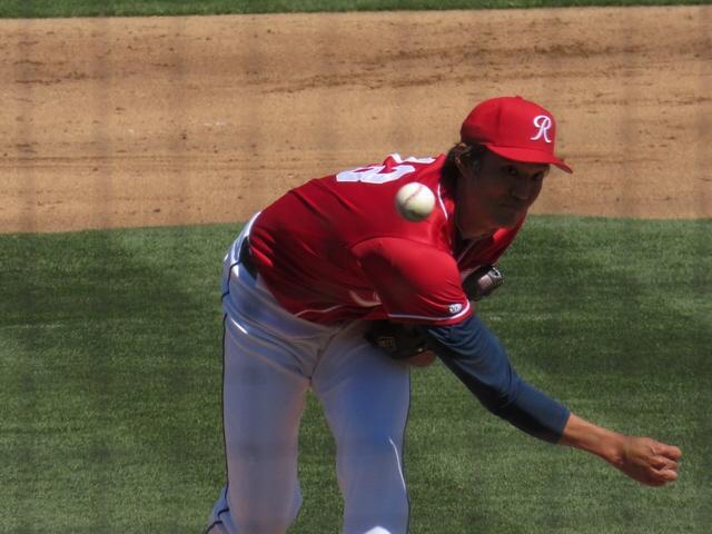 　制球に苦しみながら懸命に投げる藤浪（撮影・小林信行）