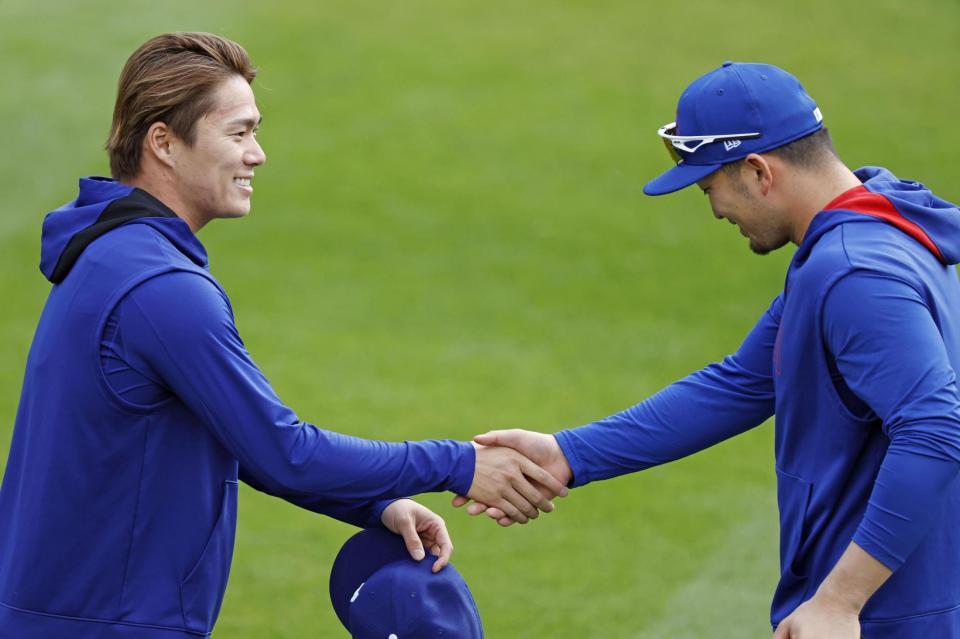 　試合前、握手を交わすドジャース・山本（左）とカブス・鈴木＝シカゴ（共同）
