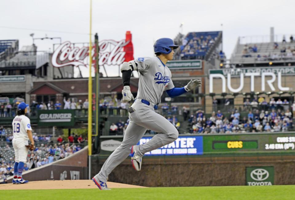 　カブス戦の１回、三ゴロを放ち、失策で出塁するドジャース・大谷＝シカゴ（共同）