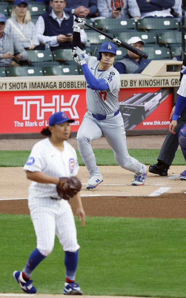 　カブス戦の１回、三ゴロを放つドジャース・大谷。失策で出塁する。投手今永＝シカゴ（共同）