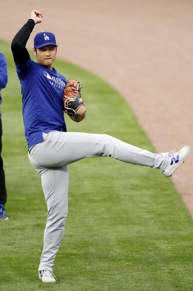 　キャッチボールするドジャース・大谷＝シカゴ（共同）