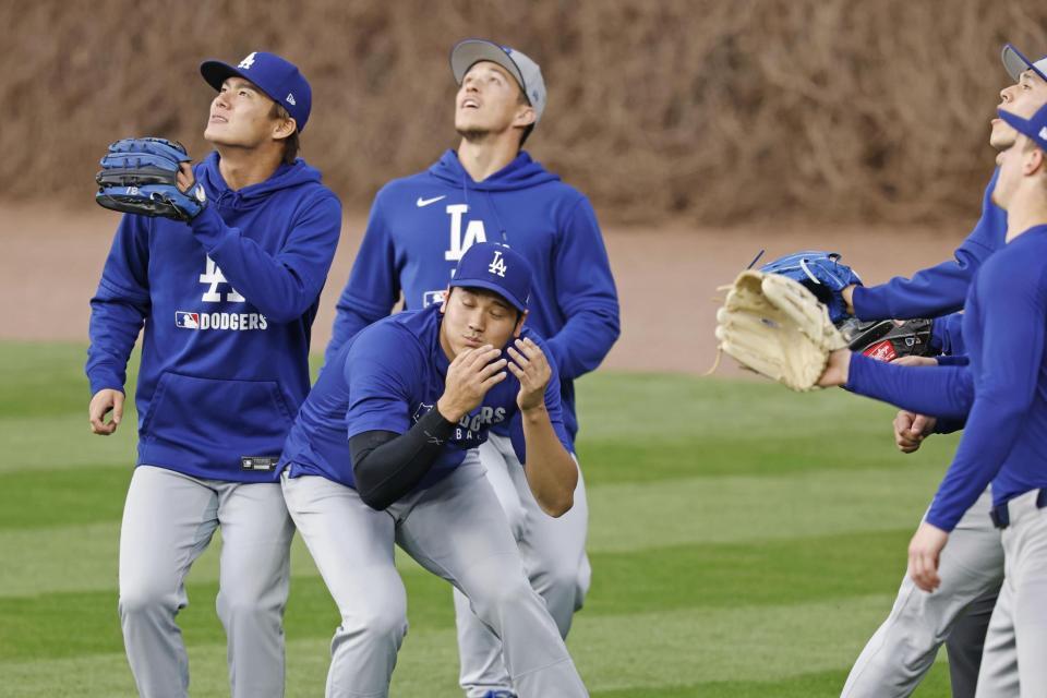 　打撃練習の打球が当たりそうになり、体をかがめるドジャース・大谷＝シカゴ（共同）