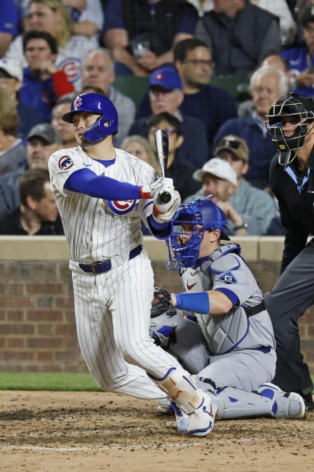 　ドジャース戦の６回、左前打を放つカブス・鈴木＝シカゴ（共同）