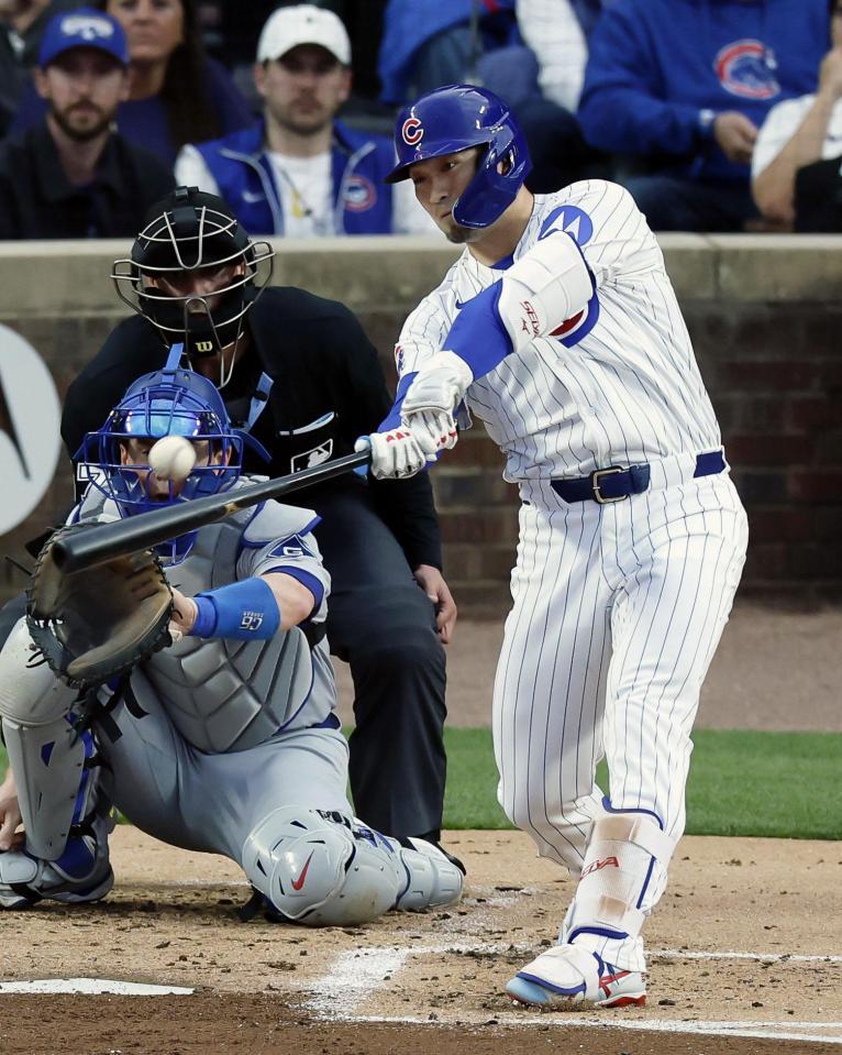 　ドジャース戦の１回、左越えに２点二塁打を放つカブス・鈴木＝シカゴ（共同）