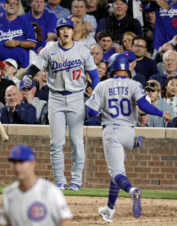 　カブス戦の７回、フリーマンの二塁打で生還し、ベッツ（50）を迎えるドジャース・大谷＝シカゴ（共同）