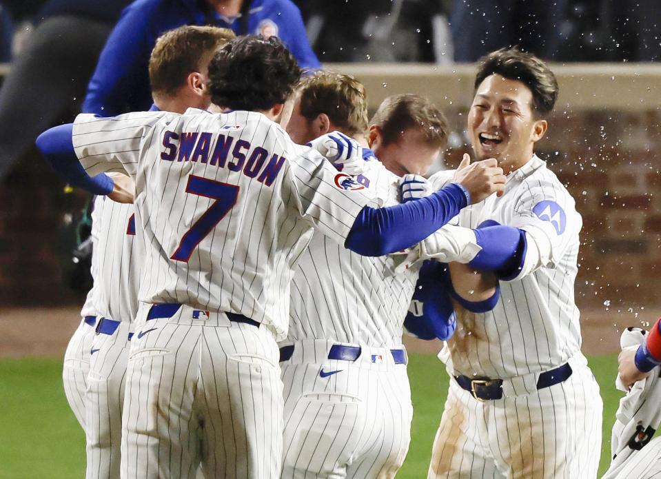 　ドジャース戦の10回、ハップがサヨナラ打を放ち、歓喜の輪に加わるカブス・鈴木（右端）＝シカゴ（共同）