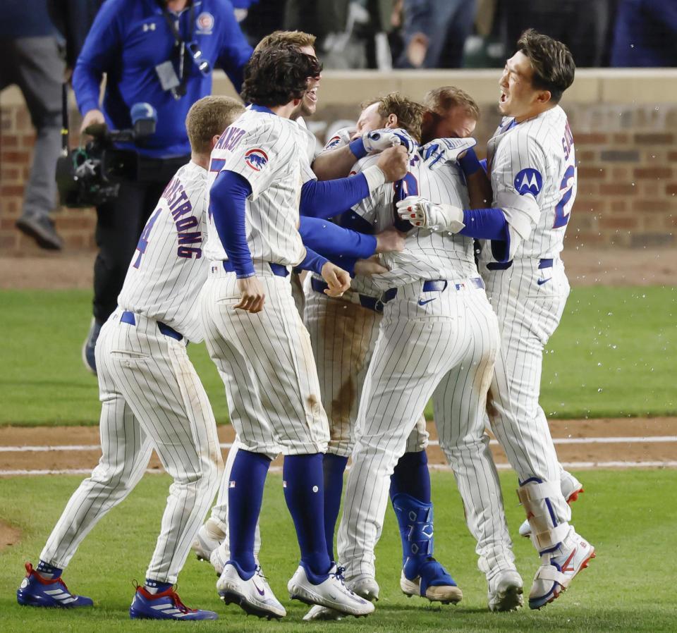 　ドジャース戦の10回、ハップがサヨナラ打を放ち、歓喜の輪に加わるカブス・鈴木（右端）＝シカゴ（共同）