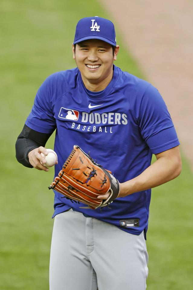 　練習中に笑顔を見せるドジャース・大谷＝シカゴ（共同）