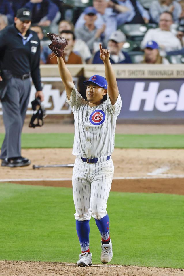 　ドジャース戦の６回、右翼手の好捕に両手を上げ喜ぶカブス・今永＝シカゴ（共同）