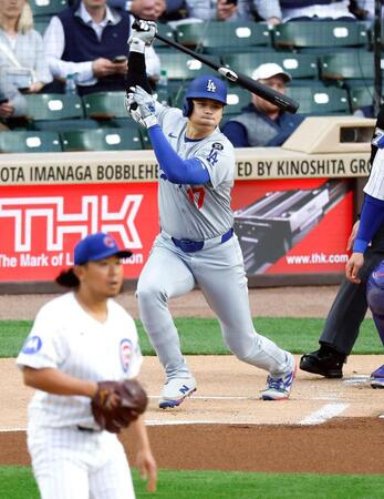 　１回、三ゴロを放つドジャース・大谷。失策で出塁する（投手今永）＝共同