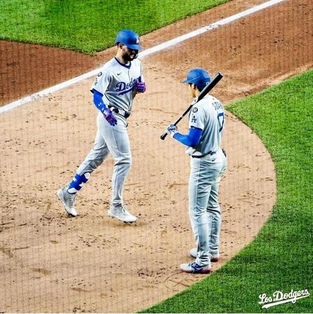 　２回、本塁打を放ったパヘス（左）を迎える大谷翔平（ロサンゼルス・ドジャース提供）