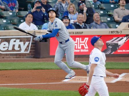 　カブス戦の１回、左飛に倒れるドジャース・大谷。投手ボイド＝シカゴ（共同）