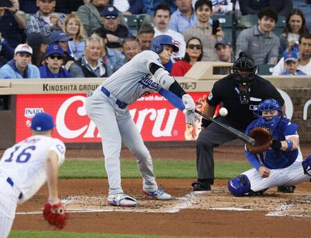 　カブス戦の３回、右前打を放つドジャース・大谷。投手ボイド（共同）