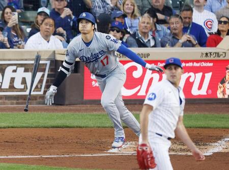 　カブス戦の３回、右前打を放つドジャース・大谷。投手ボイド（共同）