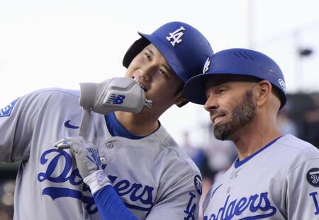 　カブス戦の３回、右前打を放ち、一塁コーチ（右）とヘルメットを合わせるドジャース・大谷（共同）