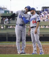 　カブス戦の３回、右前打を放ち、一塁コーチ（右）とヘルメットを合わせるドジャース・大谷（共同）