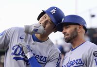 　カブス戦の３回、右前打を放ち、一塁コーチ（右）とヘルメットを合わせるドジャース・大谷（共同）