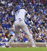 　カブス戦の３回、右前打を放つドジャース・大谷（共同）