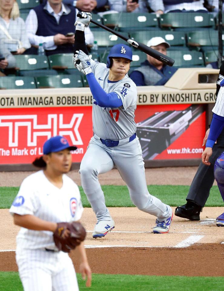 　１回、三ゴロを放つドジャース・大谷。失策で出塁する（投手今永）＝共同