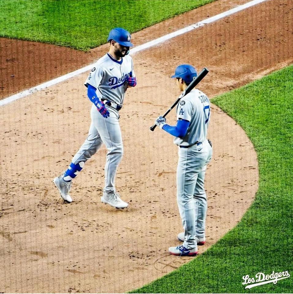 　２回、本塁打を放ったパヘス（左）を迎える大谷翔平（ロサンゼルス・ドジャース提供）