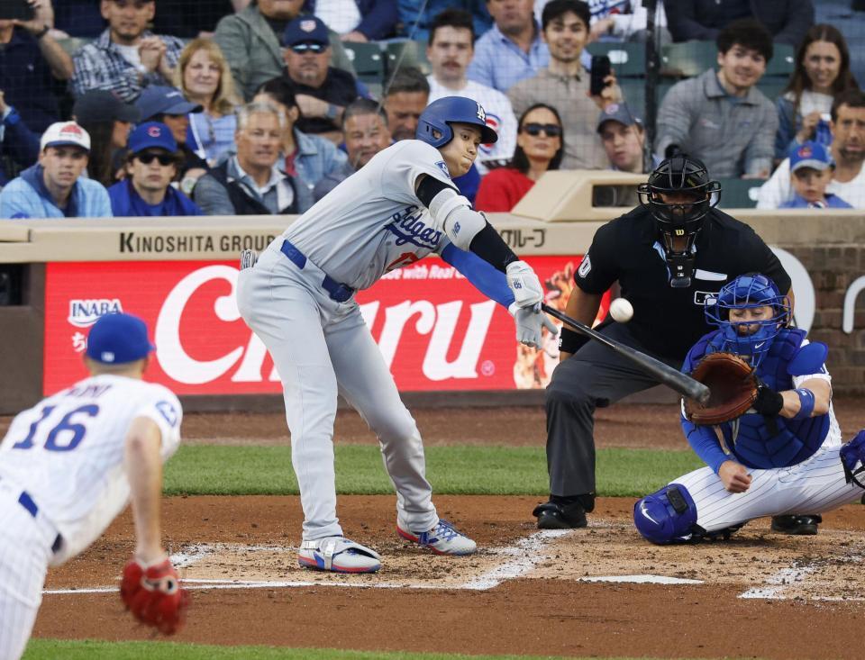 　カブス戦の３回、右前打を放つドジャース・大谷。投手ボイド（共同）