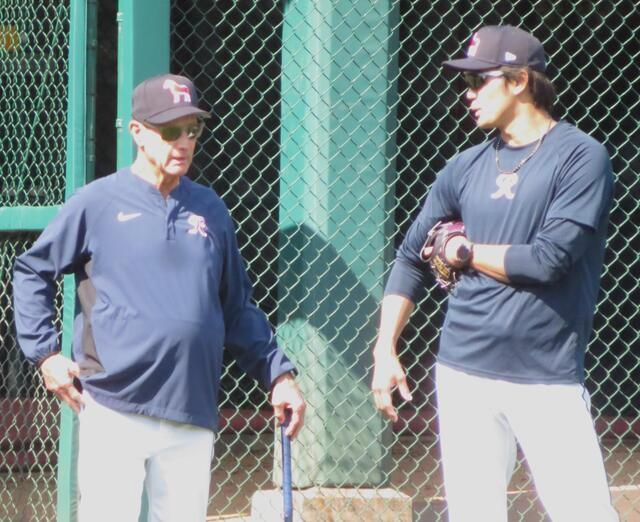 　試合前のフィールドでラッセル監督（左）と話す藤浪（撮影・小林信行）