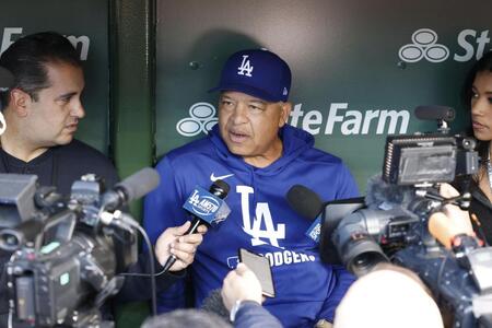 　試合前、取材に応じるドジャースのロバーツ監督（共同）