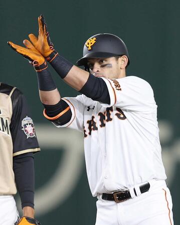 　塁上で「シャークダンス」を見せる巨人時代のパーラ氏＝２０２０年６月