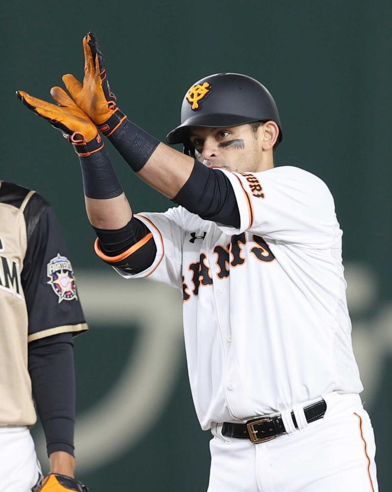 　塁上で「シャークダンス」を見せる巨人時代のパーラ氏＝２０２０年６月