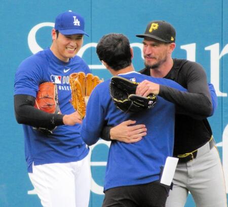 　ヒーニーがアイアトン通訳をハグし、笑みを浮かべる大谷（撮影・小林信行）