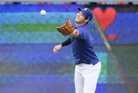 　キャッチボール中、笑顔を見せる大谷（共同）