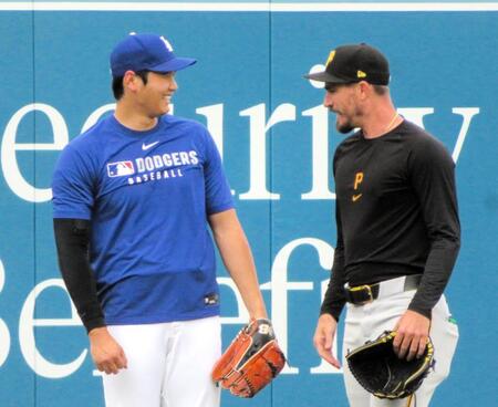 　試合前のフィールドでエンゼルス時代の同僚・ヒーニーと談笑する大谷（撮影・小林信行）