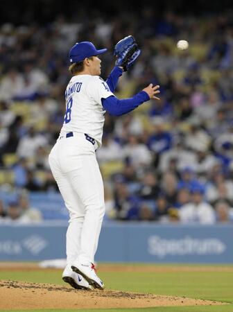 　２回、投ゴロを捕球する山本（共同）