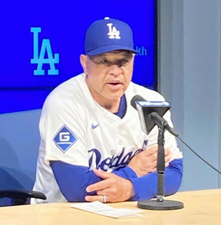 　試合後、山本について語るロバーツ監督（撮影・小林信行）