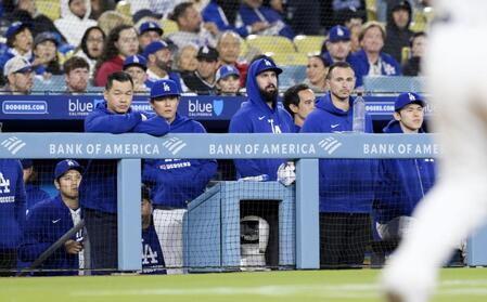 　９回、元気のないドジャースベンチ。左から大谷、１人おいて山本。右端は佐々木（共同）