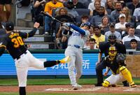 　３回、１５号２ランを放つ大谷。投手スキーンズ＝２０２４年６月（共同）