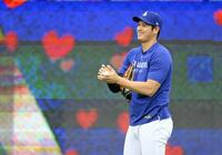 　キャッチボール中、笑顔を見せる大谷（共同）