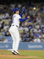 　２回、投ゴロを捕球する山本（共同）