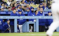 　９回、元気のないドジャースベンチ。左から大谷、１人おいて山本。右端は佐々木（共同）