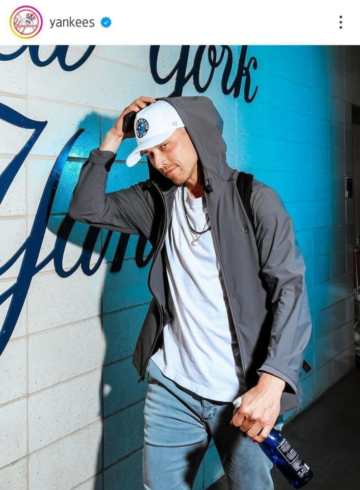 　球場入りしたウィーバー。ヤンキースの公式インスタグラム（ｙａｎｋｅｅｓ）より
