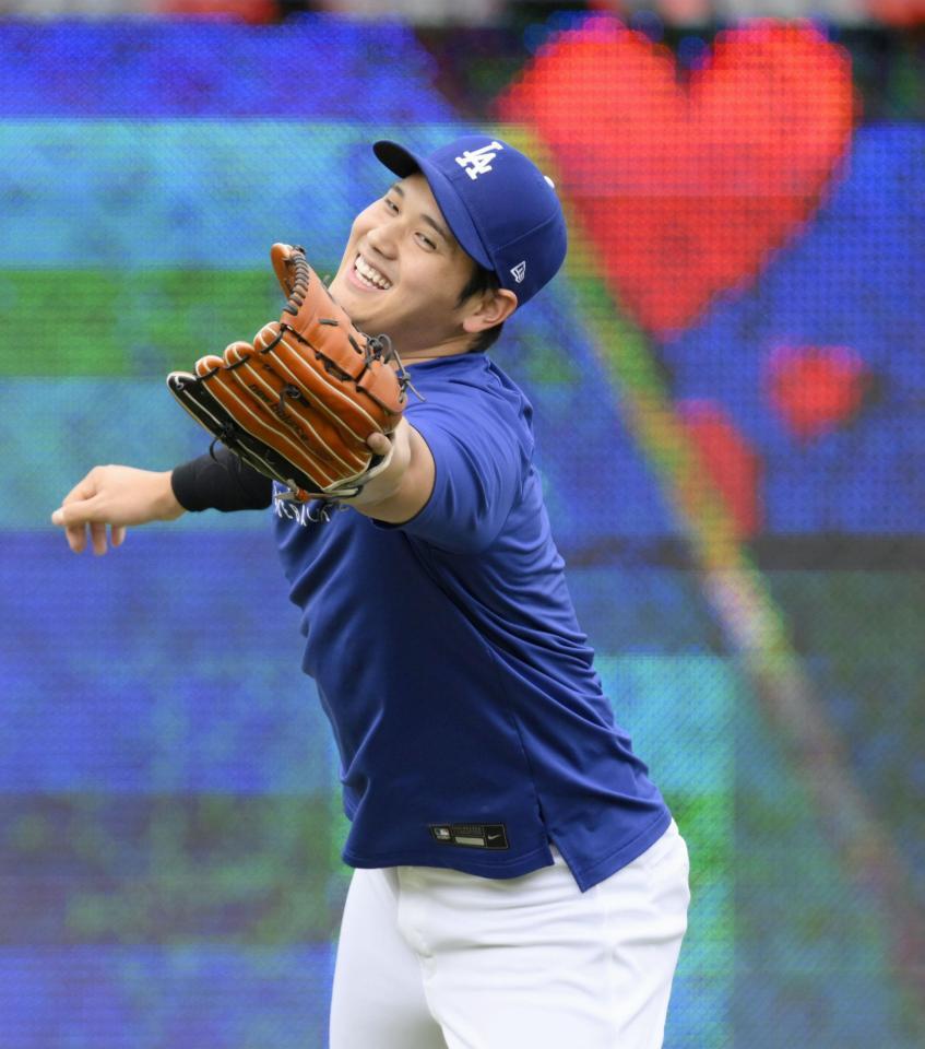 　キャッチボール中、笑顔を見せる大谷（共同）