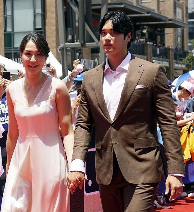 　大谷翔平（右）と真美子さん（提供・共同通信社）