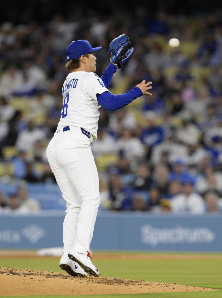 　２回、投ゴロを捕球する山本（共同）