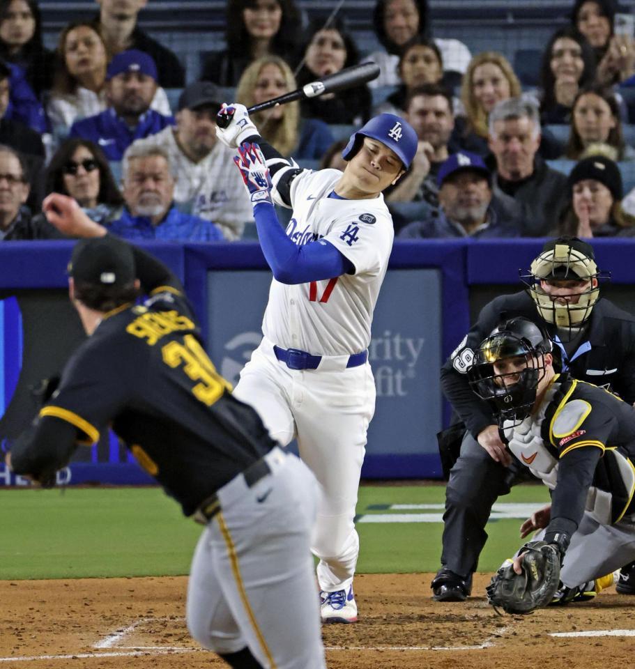 　５回、空振り三振に倒れる大谷。投手スキーンズ（共同）