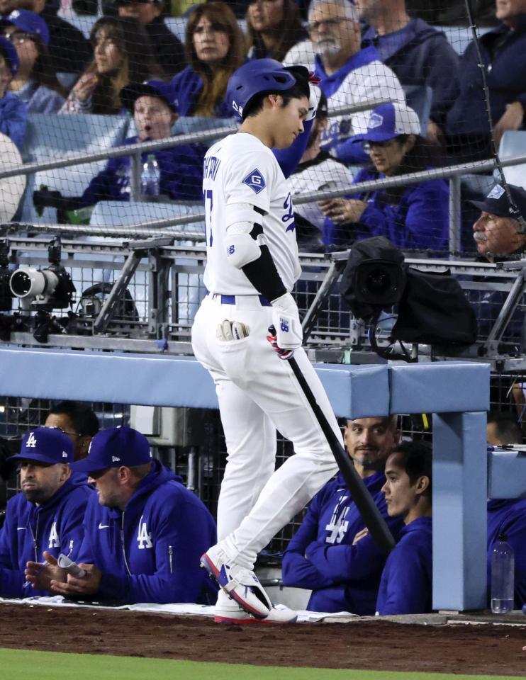 　８回、中飛に倒れベンチに戻る大谷（共同）